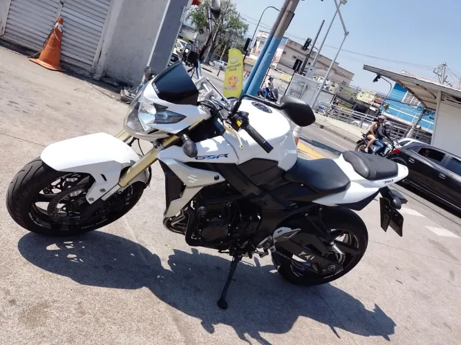 Suzuki gsr 750