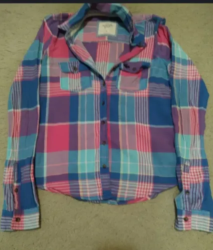 Blusa xadrez feminina de botão.