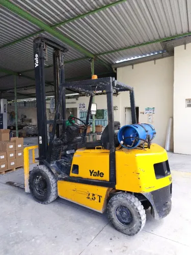 Empilhadeira Yale 2,5t longa elevação normatizada com laudo técnico. Funcionando.