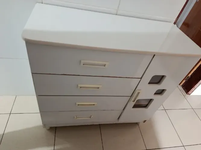 Cômoda 4 gavetas uma porta com acrílico