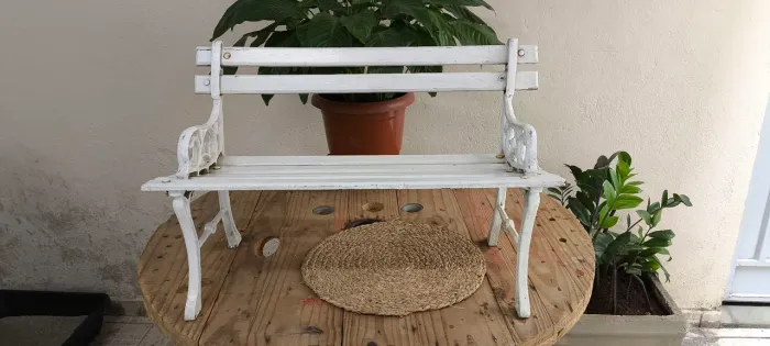Banco de madeira infantil de 70 cm de largura por 45 cm de altura com pés em aluminio