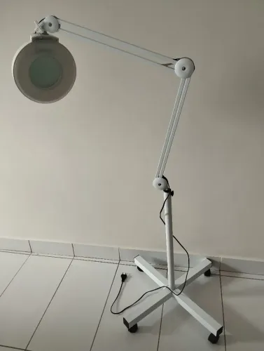 Lupa luminária tripé 
