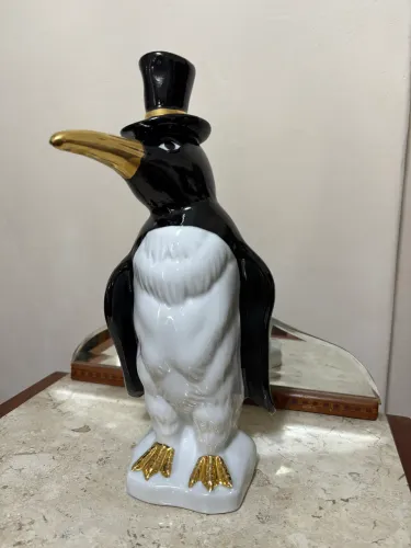 Lindo pinguim de cartola em porcelana