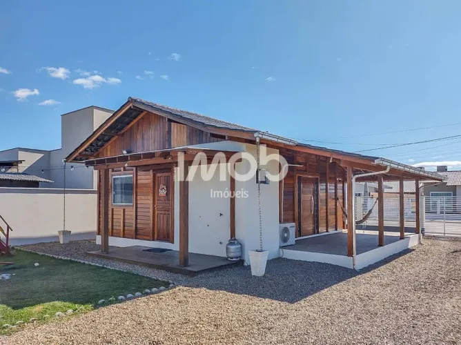 CASA COM 3 QUARTOS, ESCOLINHA