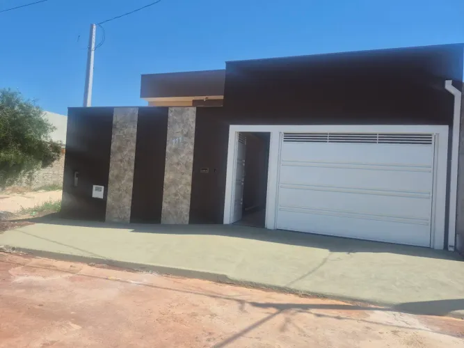 Casa a venda e com pé direito alto na salam cravinhos