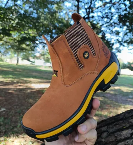 Vendo botas e coturno em couro legítimo cat colado e costurada 
