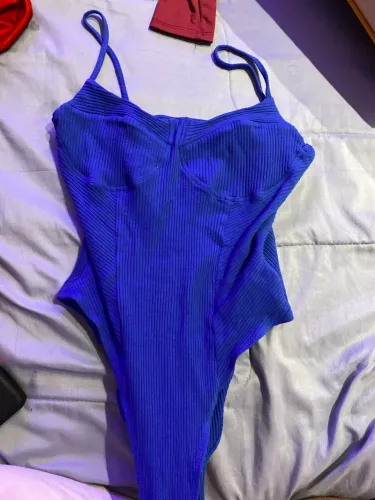 Body azul com decote