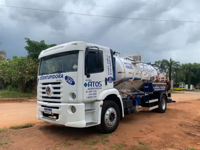 Caminhão V W 15 180 limpa fossa