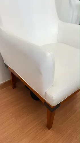 Poltrona semi nova branca
