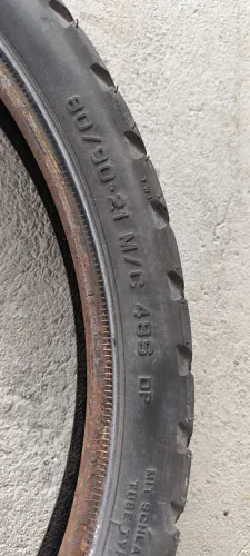 Pneu dianteiro da Lander 250