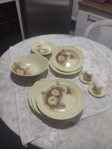 Jogo de jantar vintage floral porcelana antiga anos 60/70. Pintado a mão
