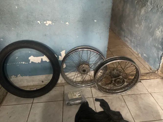 Vende-se rodar e pneu frontal bross 160 2020/2021 semi novos e uma câmera de ar frontal