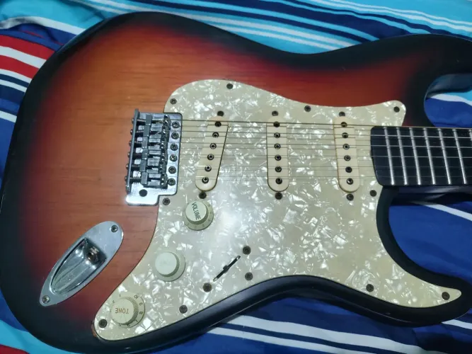 Guitarra stratocaster kraft sunburst