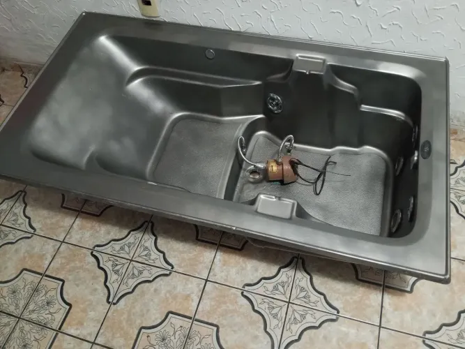 banheira de hidromassagem de fibra e acompanha a bomba usada em ótimo estado de conserva
