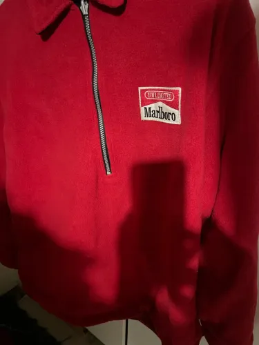 Casaco lá, bastante quentinho e veste dos dois lados