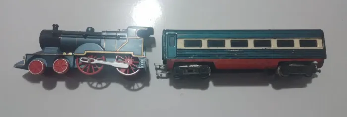 Trem de lata e vagão antigos.