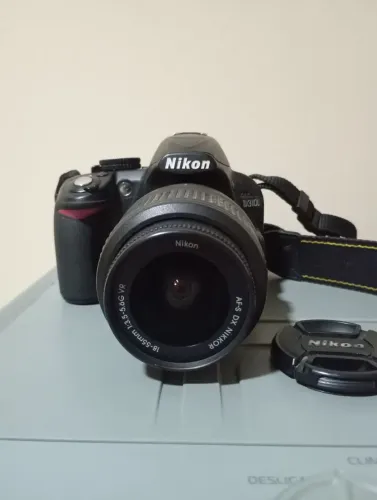 Câmera Nikon D3100 DSLR com uma lente 18-55mm