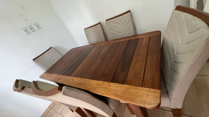 Mesa de jantar em Madeira maciça e 7 cadeiras estofadas.