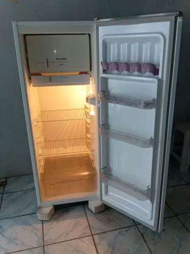 Geladeira Esmaltec usada não tá gelando