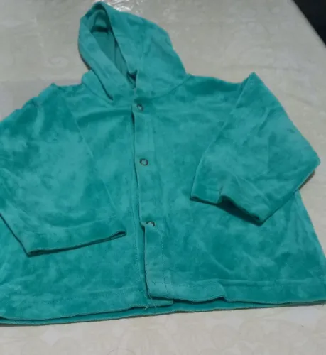 Um blusa  de toca  infantil  verde  tamanho G usada 