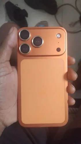 iPhone xr na carcaça do 17