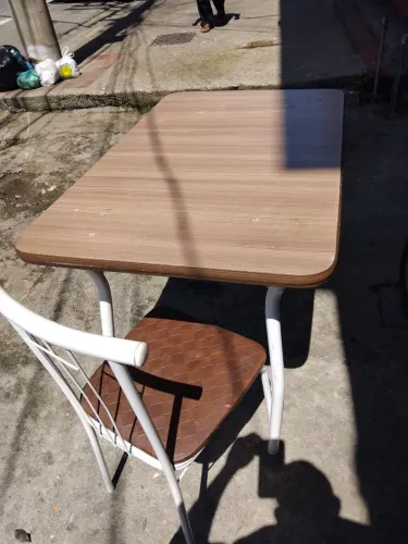 Mesa simples com uma cadeira
