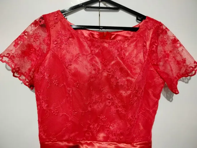 2 vestidos de madrinha e 1 de daminha.