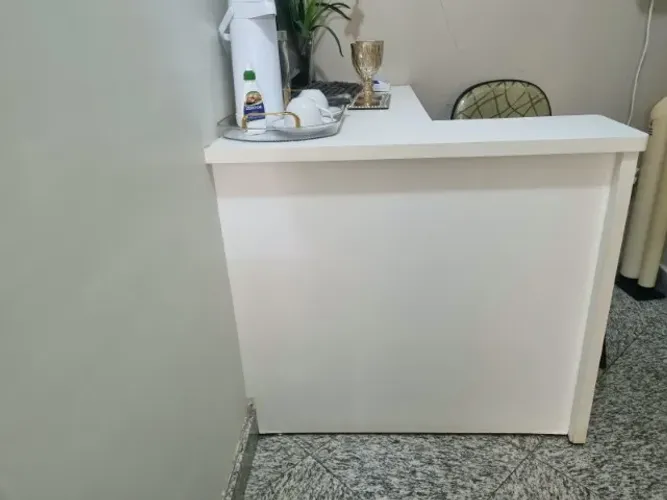 Mesa com gavetas