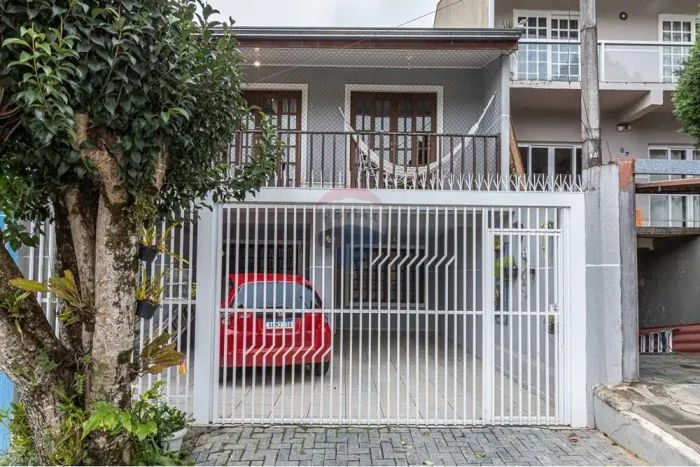 Sobrado à venda no bairro Pilarzinho com 3 quartos.