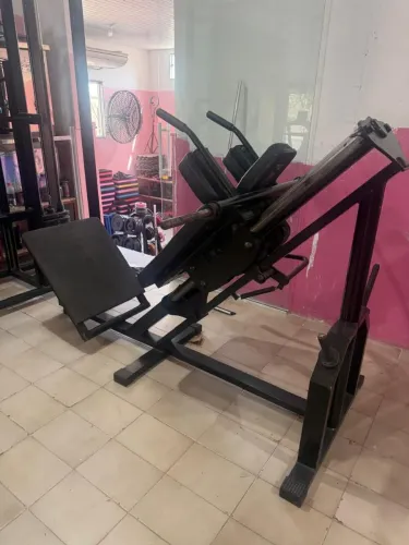 Vários aparelhos de academia, ginástica e musculação