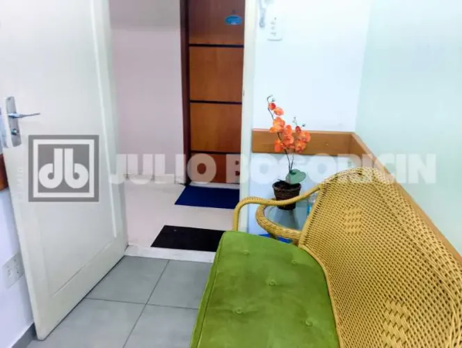 Tijuca, Junto Metrô Saens Pena, Sala Comercial, 25m², reformada.
