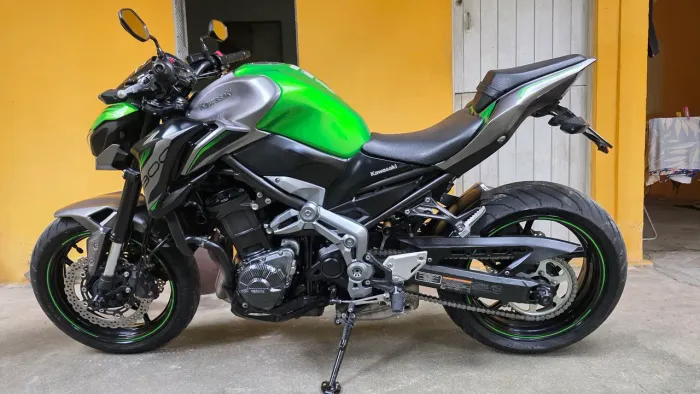 Vendo Kawasaki Z900, moto novíssima, tração e pneus novos, e só pegar e andar.