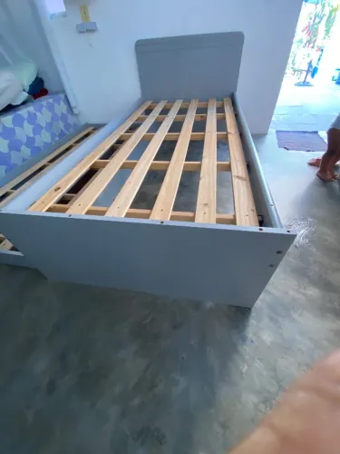 São duas Camas: 1 de solteiro + 1 cama auxiliar