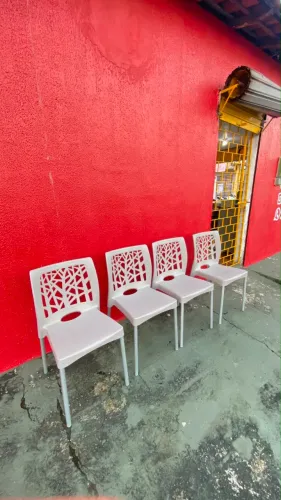 Cadeiras de plástico super resistente semi nova