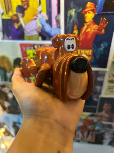 Antigo brinquedo em formato de cachorro.