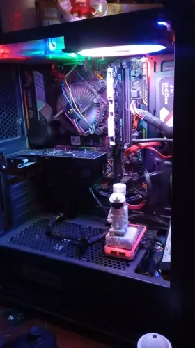 CPU i5 9400f, 16gb de ram ddr4