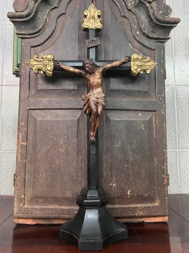 Crucifixo de mesa antigo em madeira