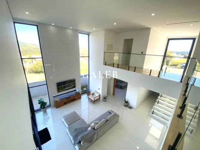 Luxuosa casa no Condomínio Serra da Estrela com 5 suítes e uma vista deslumbrante