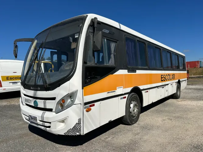 Ônibus fretamento motor dianteiro 
