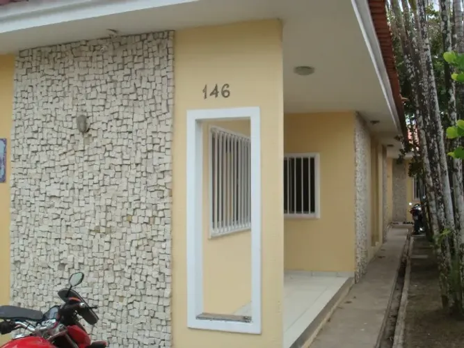 Alugo casa em residencial fechado: c/ 3 quartos (1 suíte), garagem, na Pass. Padre Marcos