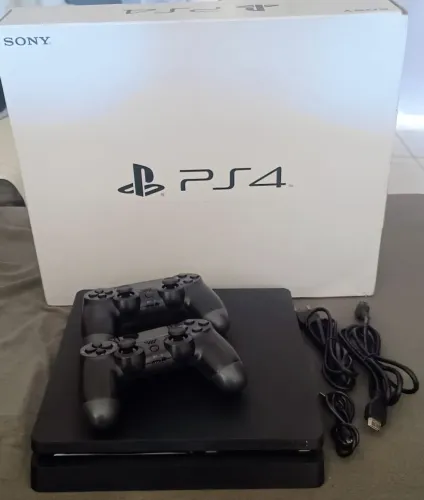 PS4 Slim Desbloqueado + 2 controles + 20 jogos instalados 