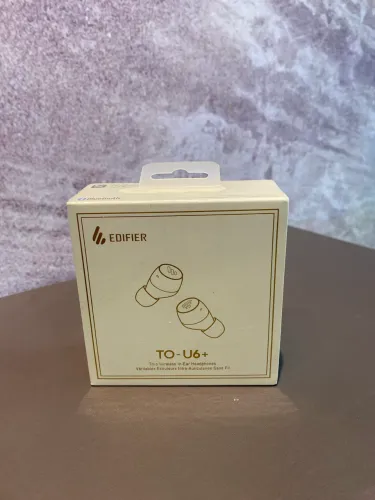 fones de ouvido na imagem são os Edifier TO-U6+. 