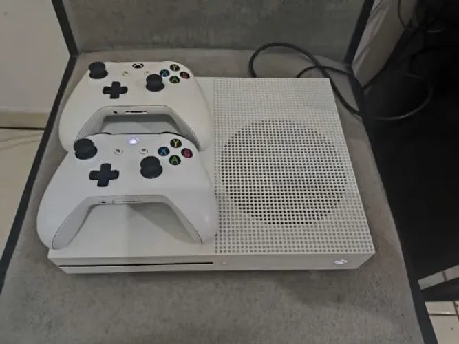 Xbox One S 500G + 2 Controles + 150 Jogos Brinde !!