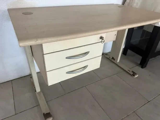 Mesa de Escritório em MDF e Metal (Com Chave)