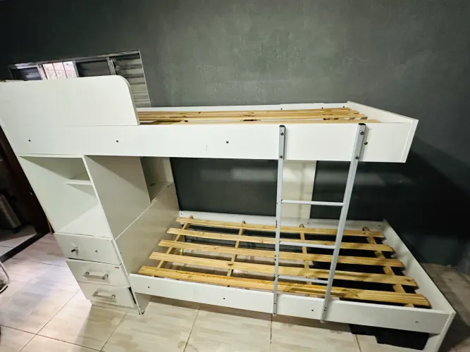 Cama beliche c/ escada + gavetas