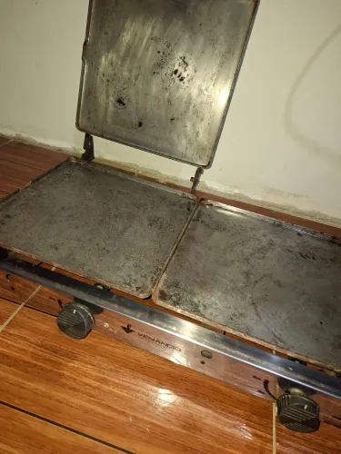 Chapa a gas com parte de pressão.