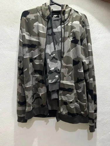 Conjunto Nike Sportswear Club Camo 
