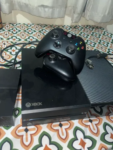 XBOX ONE 1TB 2 MANETES FIFA 26 + 5 JOGOS
