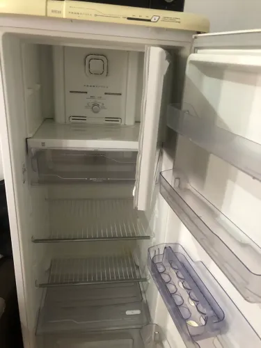 Vende-se geladeira isada