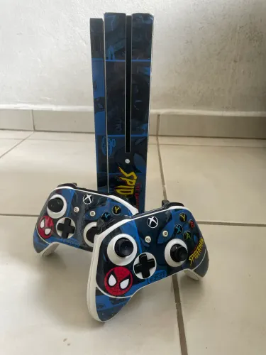 Xbox one s com 2 controles adesivado controles com problema no LB e RB